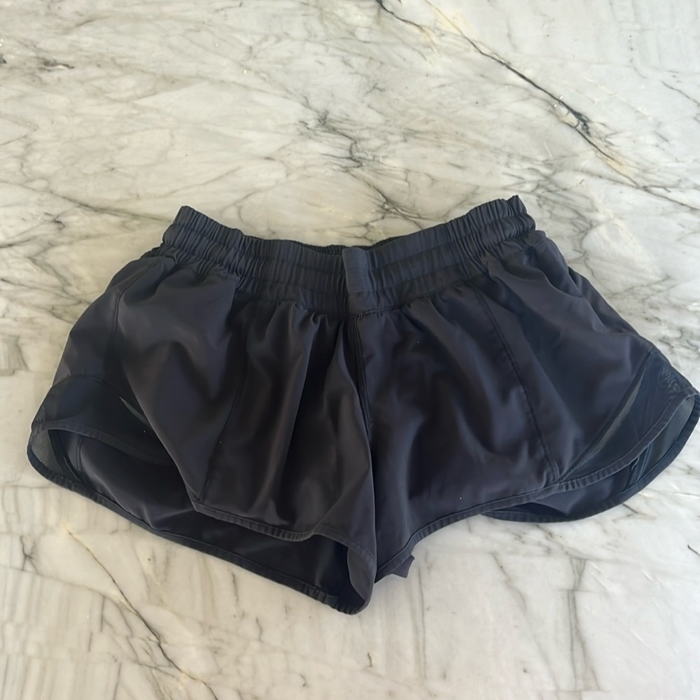 black lululemon 2.5 inch hotty hots
